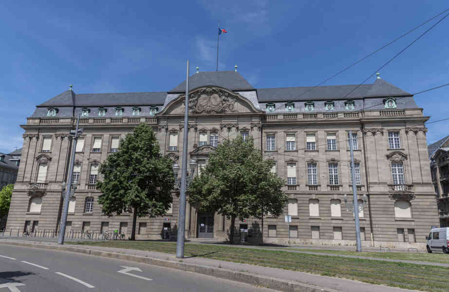Francia - Alsacia 120 - Estrasburgo - plaza de la República - Prefectura.jpg